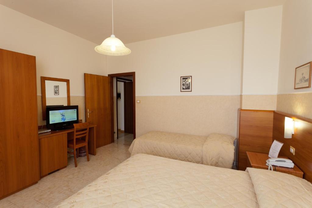 Parking Hotel Giardino Ливорно Номер фото