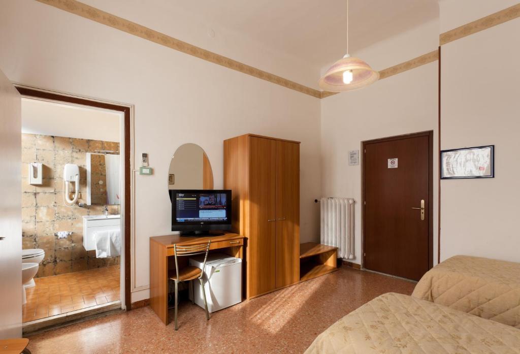 Parking Hotel Giardino Ливорно Номер фото