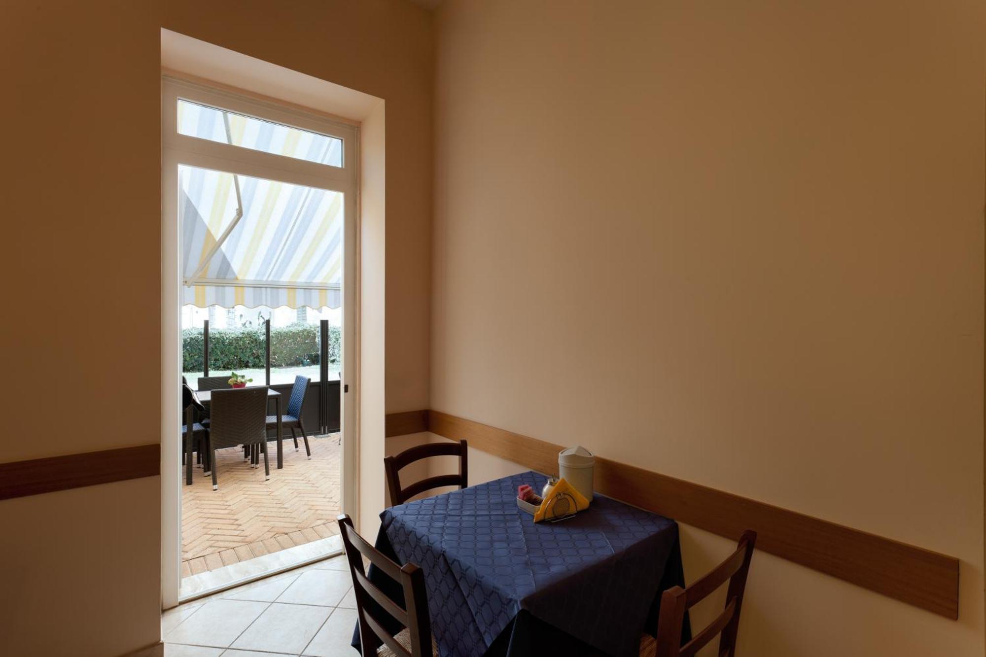 Parking Hotel Giardino Ливорно Экстерьер фото