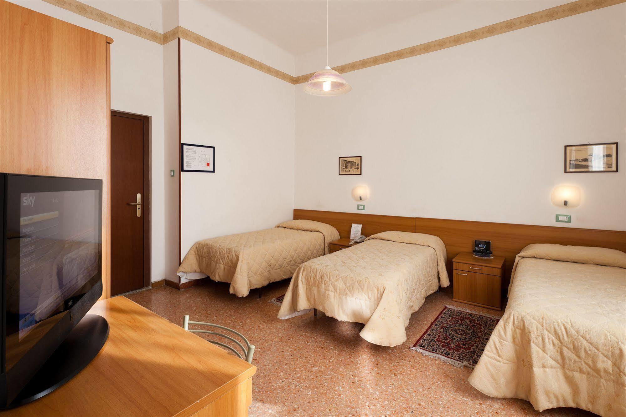 Parking Hotel Giardino Ливорно Экстерьер фото