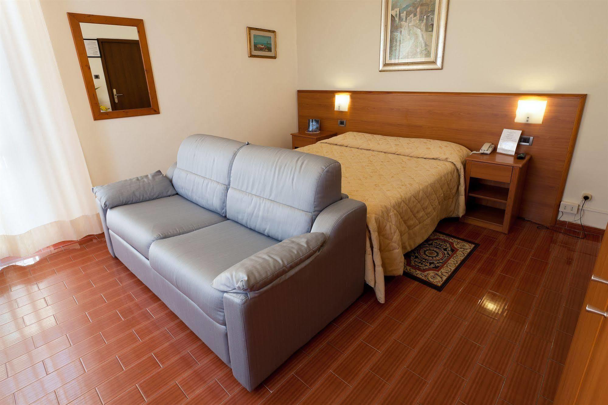Parking Hotel Giardino Ливорно Экстерьер фото