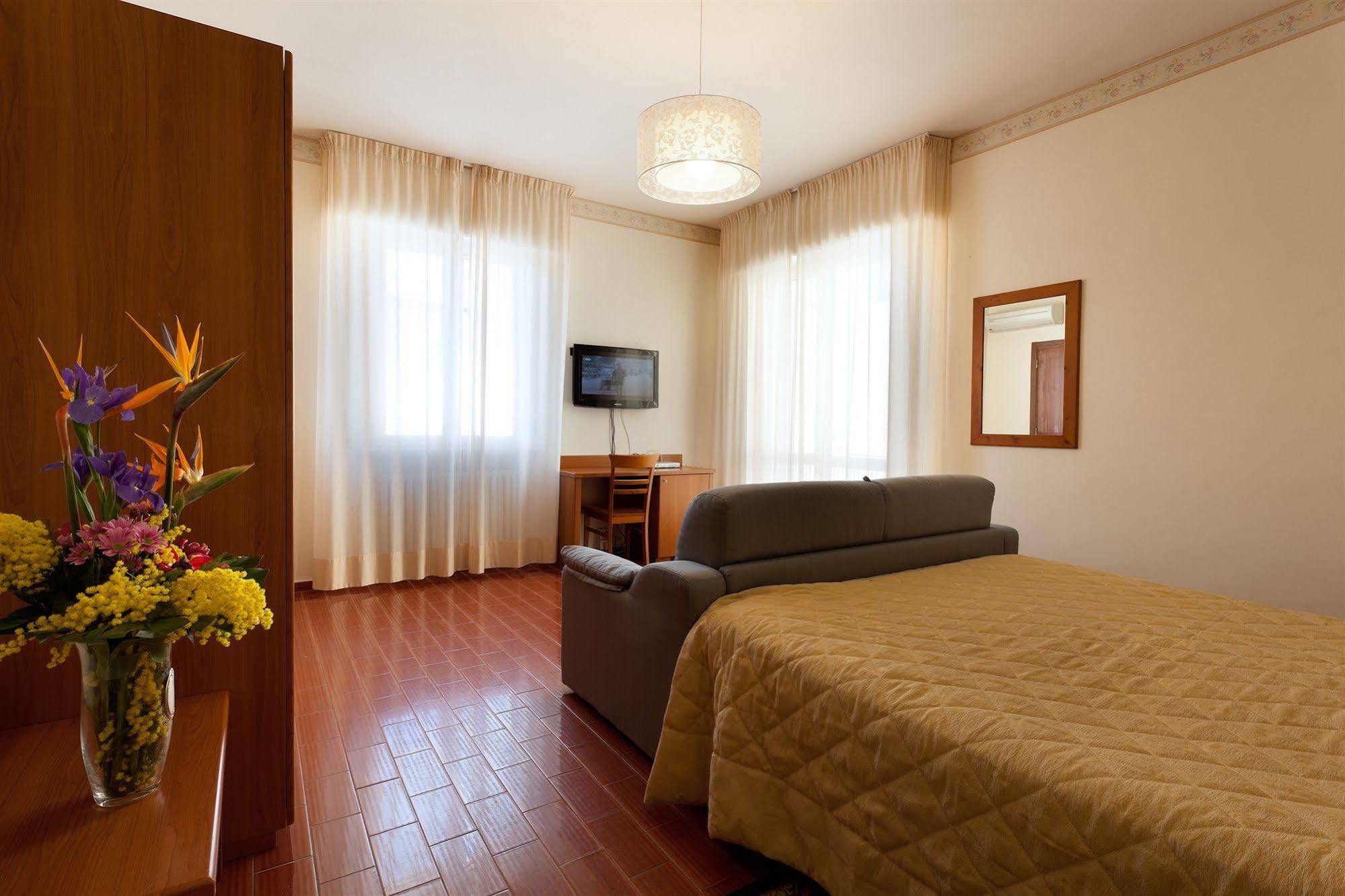 Parking Hotel Giardino Ливорно Экстерьер фото