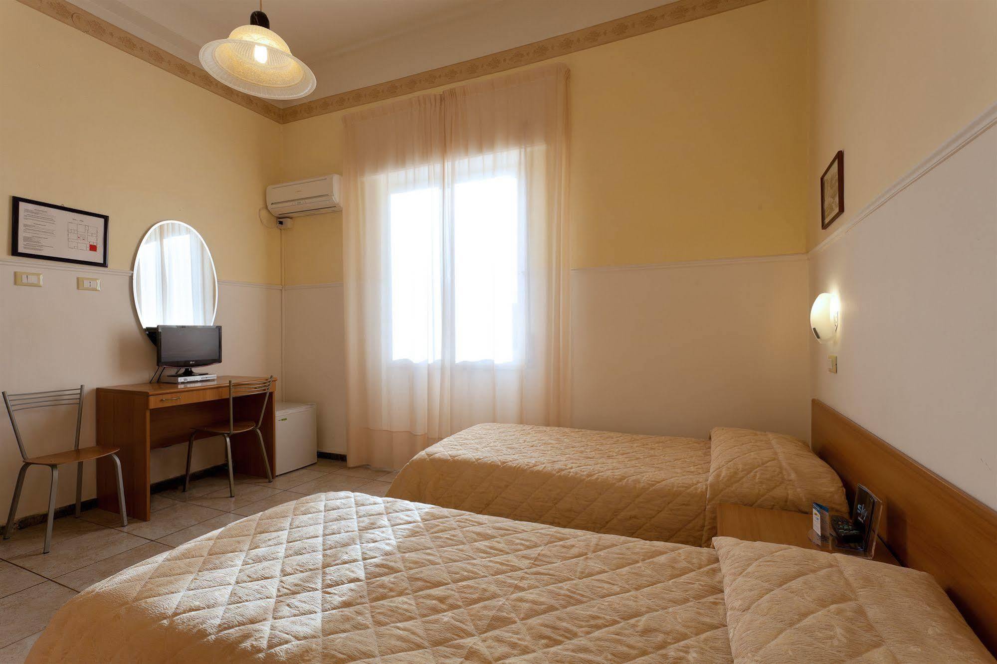 Parking Hotel Giardino Ливорно Экстерьер фото