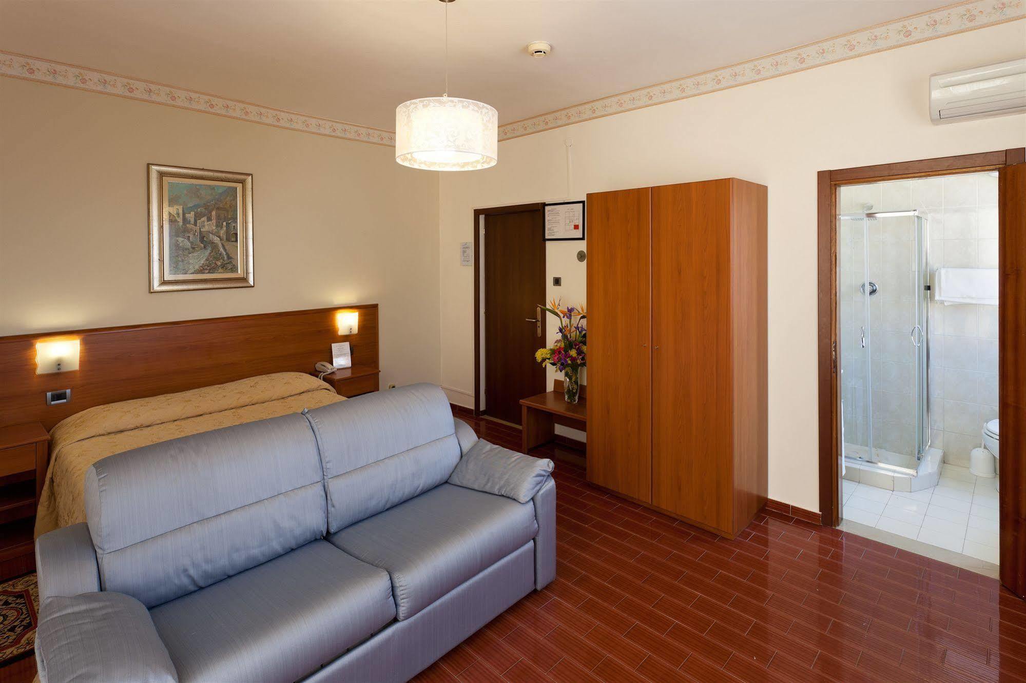 Parking Hotel Giardino Ливорно Экстерьер фото