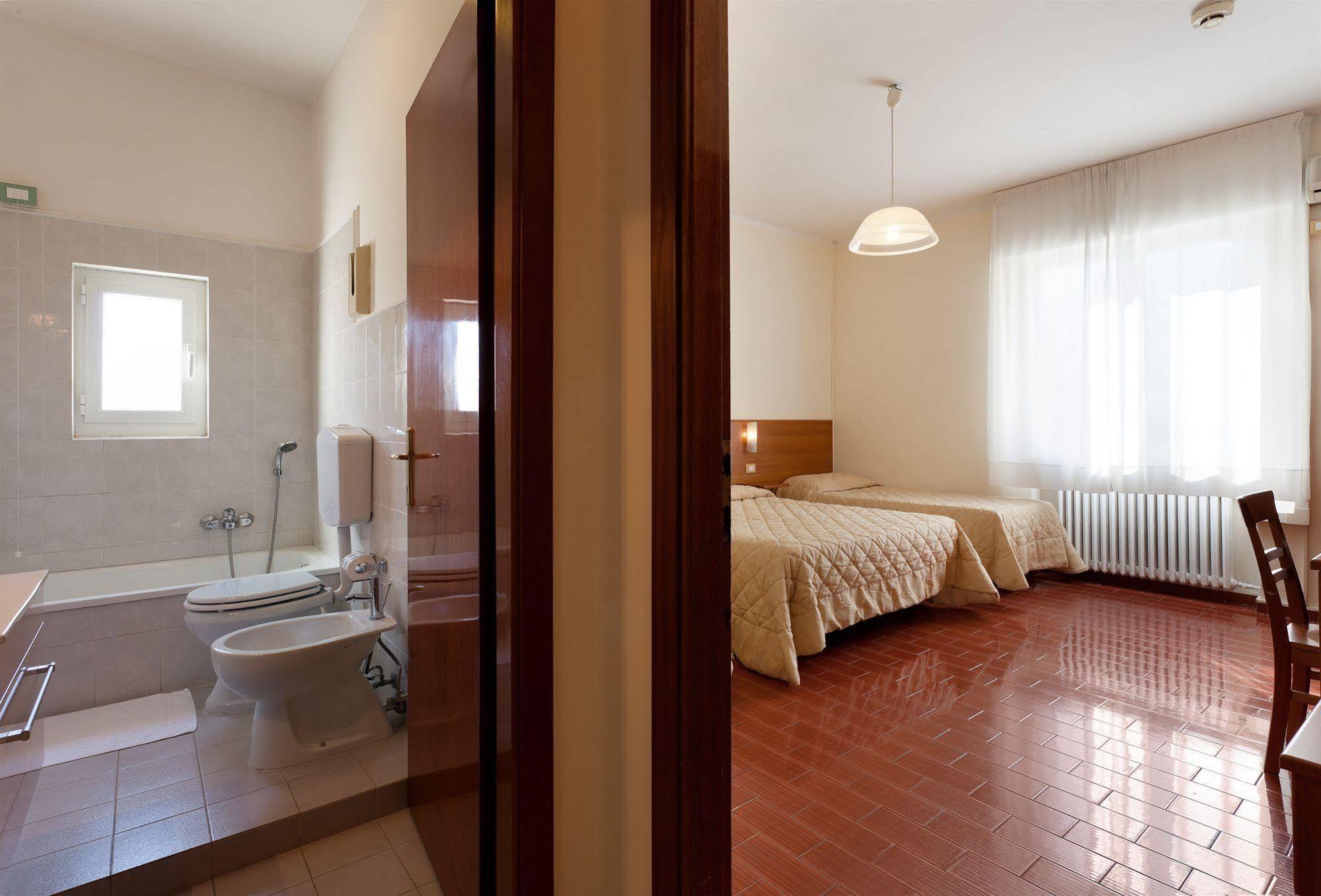 Parking Hotel Giardino Ливорно Экстерьер фото