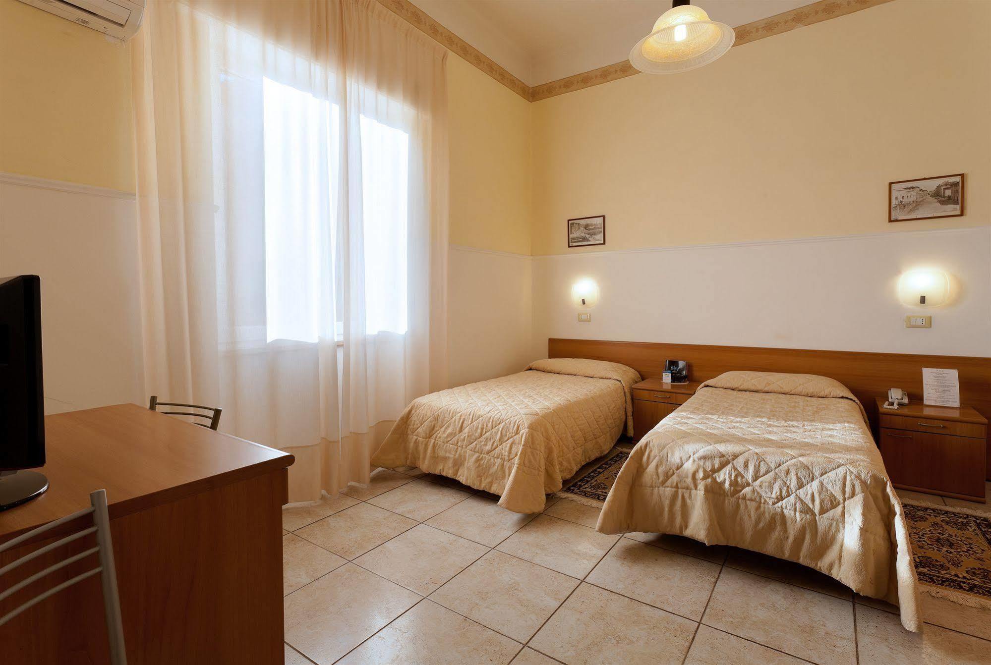 Parking Hotel Giardino Ливорно Экстерьер фото