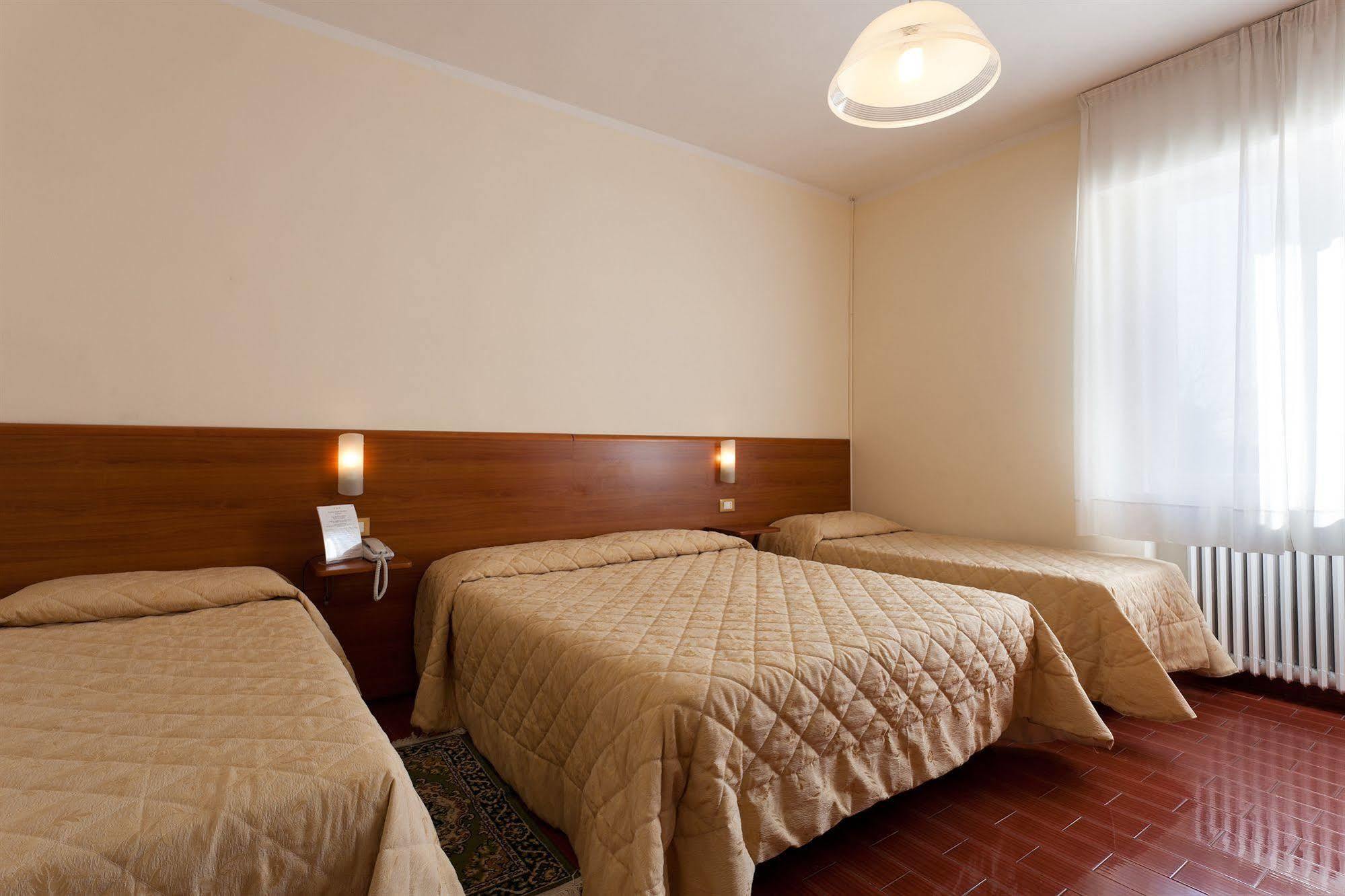 Parking Hotel Giardino Ливорно Экстерьер фото